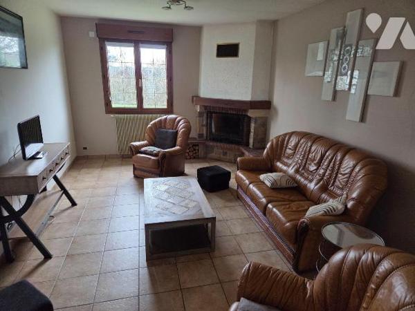 A vendre à AMBRIERES LES VALLEES(53), un pavillon sur sous-sol comprenant une véranda, entrée-c...