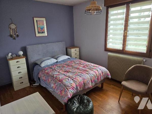 A vendre à AMBRIERES LES VALLEES(53), un pavillon sur sous-sol comprenant une véranda, entrée-c...