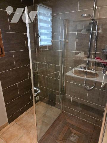 A vendre à AMBRIERES LES VALLEES(53), un pavillon sur sous-sol comprenant une véranda, entrée-c...