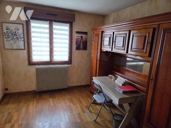 A vendre à AMBRIERES LES VALLEES(53), un pavillon sur sous-sol comprenant une véranda, entrée-c...