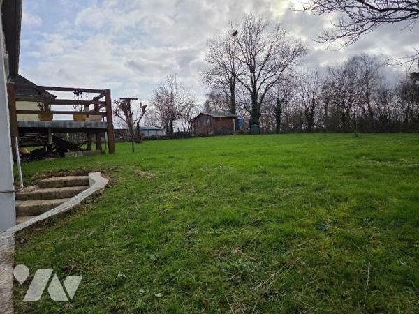 A vendre à AMBRIERES LES VALLEES(53), un pavillon sur sous-sol comprenant une véranda, entrée-c...