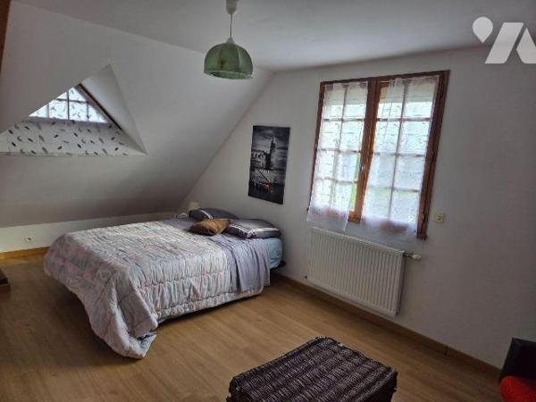 A vendre à AMBRIERES LES VALLEES(53), un pavillon sur sous-sol comprenant une véranda, entrée-c...