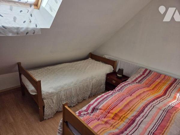 A vendre à AMBRIERES LES VALLEES(53), un pavillon sur sous-sol comprenant une véranda, entrée-c...