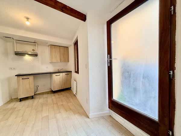 Maison de village, F2, 2 faces,en R+2, au centre ville de Millas , 26,59 m2