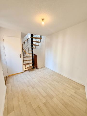 Maison de village, F2, 2 faces,en R+2, au centre ville de Millas , 26,59 m2