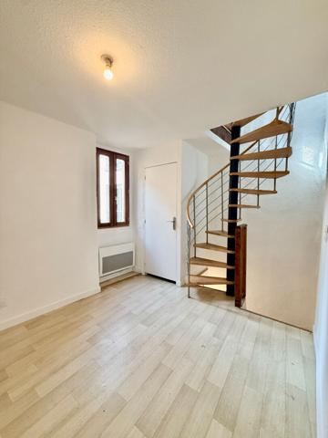 Maison de village, F2, 2 faces,en R+2, au centre ville de Millas , 26,59 m2