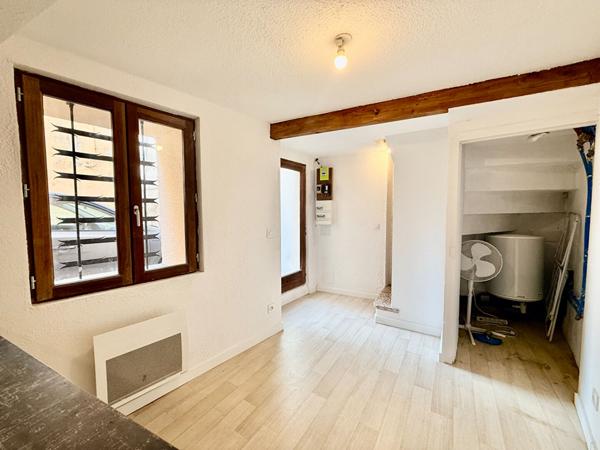 Maison de village, F2, 2 faces,en R+2, au centre ville de Millas , 26,59 m2