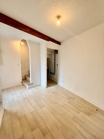 Maison de village, F2, 2 faces,en R+2, au centre ville de Millas , 26,59 m2