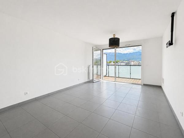 Au dernier étage d'une résidence récente (2016), venez découvrir ce charmant appartement de type 3 d'une surface de 59 m².
Il se compose d'une belle pièce de vie lumineuse, de deux chambres, d'une salle de bain et d'un WC séparé.
Profitez d'une terrasse de 18 m² exposée Sud-Est, offrant une vue totalement dégagée – idéale pour les repas en extérieur et les moments de détente.
Ce bien vous garantit calme et luminosité toute la journée.
Possibilité d'acquérir un garage en sous-sol sécurisé en supplément, pour plus de confort et de tranquillité.
Un bien rare, à découvrir sans tarder !