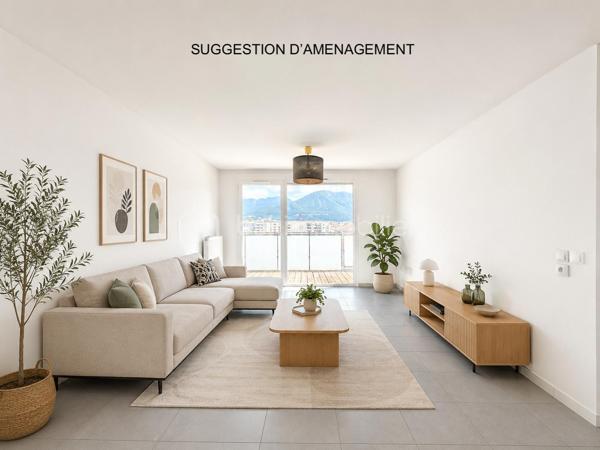 Au dernier étage d'une résidence récente (2016), venez découvrir ce charmant appartement de type 3 d'une surface de 59 m².
Il se compose d'une belle pièce de vie lumineuse, de deux chambres, d'une salle de bain et d'un WC séparé.
Profitez d'une terrasse de 18 m² exposée Sud-Est, offrant une vue totalement dégagée – idéale pour les repas en extérieur et les moments de détente.
Ce bien vous garantit calme et luminosité toute la journée.
Possibilité d'acquérir un garage en sous-sol sécurisé en supplément, pour plus de confort et de tranquillité.
Un bien rare, à découvrir sans tarder !