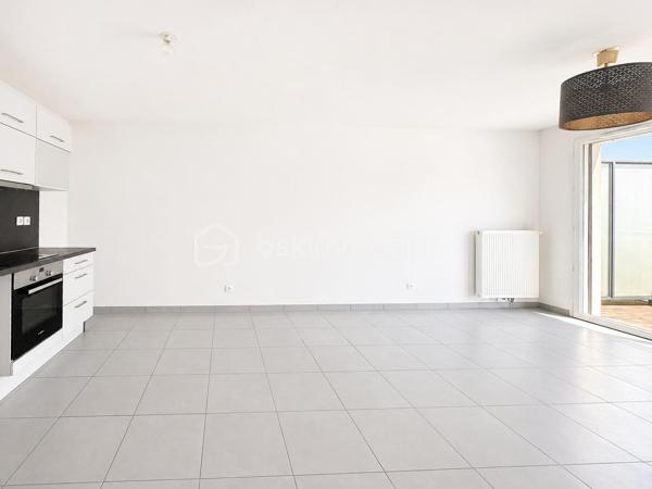 Au dernier étage d'une résidence récente (2016), venez découvrir ce charmant appartement de type 3 d'une surface de 59 m².
Il se compose d'une belle pièce de vie lumineuse, de deux chambres, d'une salle de bain et d'un WC séparé.
Profitez d'une terrasse de 18 m² exposée Sud-Est, offrant une vue totalement dégagée – idéale pour les repas en extérieur et les moments de détente.
Ce bien vous garantit calme et luminosité toute la journée.
Possibilité d'acquérir un garage en sous-sol sécurisé en supplément, pour plus de confort et de tranquillité.
Un bien rare, à découvrir sans tarder !