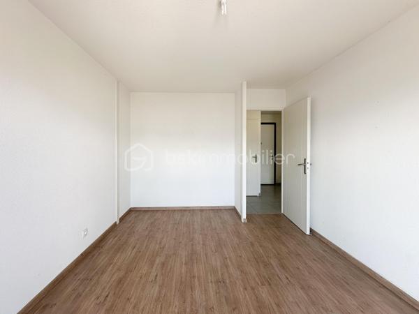 Au dernier étage d'une résidence récente (2016), venez découvrir ce charmant appartement de type 3 d'une surface de 59 m².
Il se compose d'une belle pièce de vie lumineuse, de deux chambres, d'une salle de bain et d'un WC séparé.
Profitez d'une terrasse de 18 m² exposée Sud-Est, offrant une vue totalement dégagée – idéale pour les repas en extérieur et les moments de détente.
Ce bien vous garantit calme et luminosité toute la journée.
Possibilité d'acquérir un garage en sous-sol sécurisé en supplément, pour plus de confort et de tranquillité.
Un bien rare, à découvrir sans tarder !