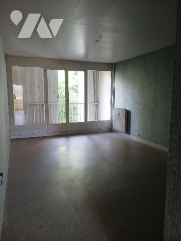 A VENDRE sur la commune de BAR SUR SEINE (Aube), un appartement de Type III, au 2ème étage avec...