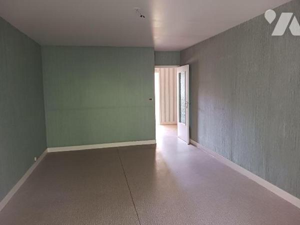 A VENDRE sur la commune de BAR SUR SEINE (Aube), un appartement de Type III, au 2ème étage avec...