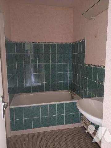 A VENDRE sur la commune de BAR SUR SEINE (Aube), un appartement de Type III, au 2ème étage avec...