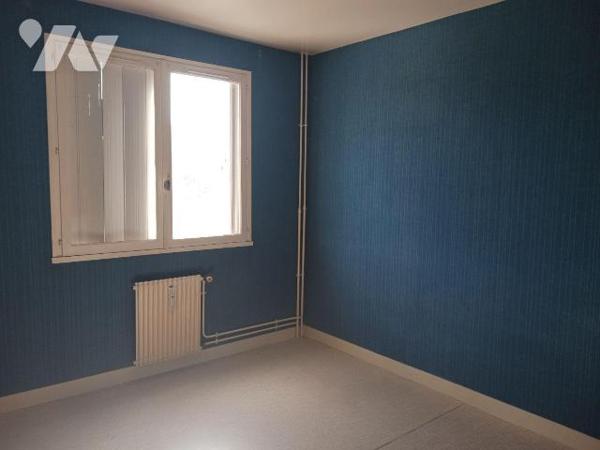 A VENDRE sur la commune de BAR SUR SEINE (Aube), un appartement de Type III, au 2ème étage avec...