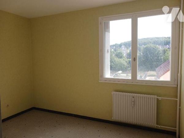 A VENDRE sur la commune de BAR SUR SEINE (Aube), un appartement de Type III, au 2ème étage avec...