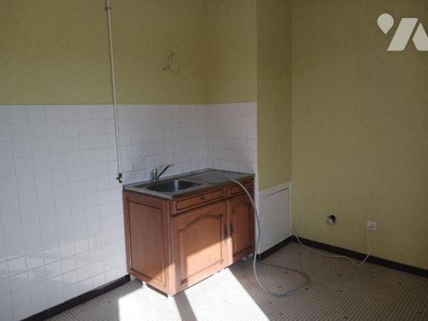 A VENDRE sur la commune de BAR SUR SEINE (Aube), un appartement de Type III, au 2ème étage avec...