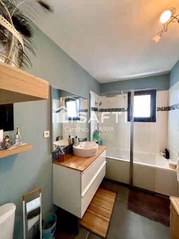 Superbe maison moderne avec piscine, grand carport 4 voitures et dépendance