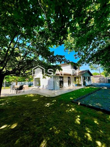 Superbe maison moderne avec piscine, grand carport 4 voitures et dépendance