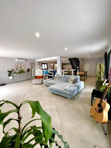 Superbe maison moderne avec piscine, grand carport 4 voitures et dépendance