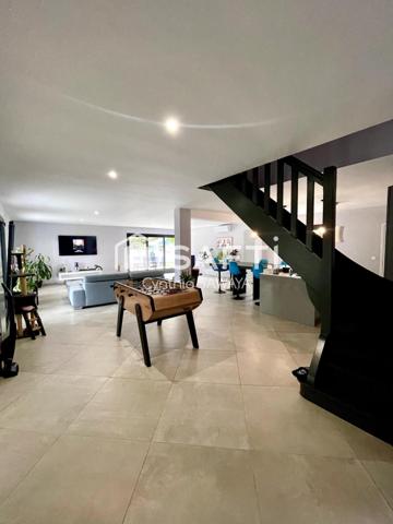 Superbe maison moderne avec piscine, grand carport 4 voitures et dépendance