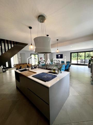 Superbe maison moderne avec piscine, grand carport 4 voitures et dépendance