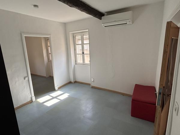 Robion (84440) Maison de village avec garage en plein coeur de robion