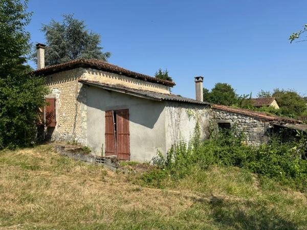 🏡 Corps de ferme à rénover – Un fort potentiel au cœur de la campagne CHARMANT (16)