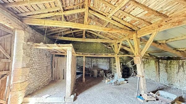 🏡 Corps de ferme à rénover – Un fort potentiel au cœur de la campagne CHARMANT (16)