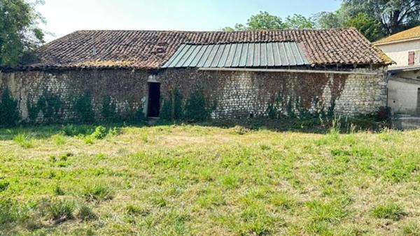 🏡 Corps de ferme à rénover – Un fort potentiel au cœur de la campagne CHARMANT (16)