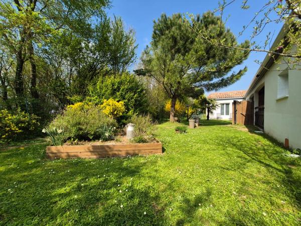 Maison à vendre 6 pièces PUY DU LAC (17)