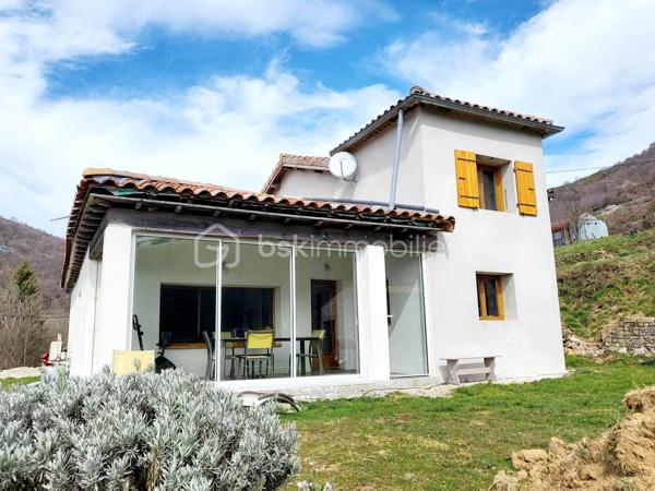 Maison 116 m² – Vue imprenable sur les montagnes – Terrain 1268 m² – Haute Cévenne ardéchoise

À Gourdon, charmant village de Haute Cévenne ardéchoise, voisin de Saint-Andéol-de-Vals et Saint-Étienne-de-Boulogne, découvrez cette maison d’environ 116 m², située dans un environnement calme et naturel.
À seulement 26 km d’Aubenas et 19 km de Privas, elle offre un cadre de vie rare, avec une vue splendide sur les montagnes et la Roche de Gourdon.

⭐ Une maison lumineuse et confortable
Sur une parcelle d'environ 1268 m², découvrez une habitation pleine de charme, idéale pour les amoureux de tranquillité et de paysages grandioses.

✔ Rez-de-chaussée
Grande pièce à vivre de 40 m², lumineuse et ouverte sur l’extérieur

Cuisine aménagée de 9 m²

Suite parentale avec salle de bains + WC

WC indépendant

Véranda de 14 m², véritable belvédère sur les montagnes

✔ Étage
Hall desservant

Deux chambres avec placards

Salle de bains avec douche + WC

✔ Extérieur
Abri de 15 m² équipé d’un four à pizza, parfait pour les soirées conviviales

Terrain de 1268 m², idéal pour jardin, détente ou aménagements supplémentaires

Environnement naturel préservé, calme absolu

❤️ Ce que l’on aime
La vue exceptionnelle sur la Roche de Gourdon

Le cadre idyllique, en pleine nature

La véranda qui prolonge l’espace de vie et offre un panorama unique

Une maison fonctionnelle et chaleureuse.