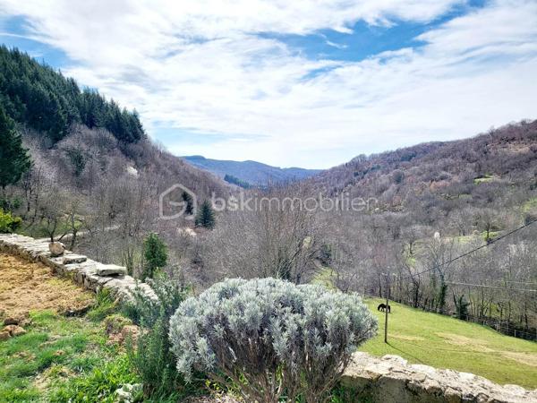 Maison 116 m² – Vue imprenable sur les montagnes – Terrain 1268 m² – Haute Cévenne ardéchoise

À Gourdon, charmant village de Haute Cévenne ardéchoise, voisin de Saint-Andéol-de-Vals et Saint-Étienne-de-Boulogne, découvrez cette maison d’environ 116 m², située dans un environnement calme et naturel.
À seulement 26 km d’Aubenas et 19 km de Privas, elle offre un cadre de vie rare, avec une vue splendide sur les montagnes et la Roche de Gourdon.

⭐ Une maison lumineuse et confortable
Sur une parcelle d'environ 1268 m², découvrez une habitation pleine de charme, idéale pour les amoureux de tranquillité et de paysages grandioses.

✔ Rez-de-chaussée
Grande pièce à vivre de 40 m², lumineuse et ouverte sur l’extérieur

Cuisine aménagée de 9 m²

Suite parentale avec salle de bains + WC

WC indépendant

Véranda de 14 m², véritable belvédère sur les montagnes

✔ Étage
Hall desservant

Deux chambres avec placards

Salle de bains avec douche + WC

✔ Extérieur
Abri de 15 m² équipé d’un four à pizza, parfait pour les soirées conviviales

Terrain de 1268 m², idéal pour jardin, détente ou aménagements supplémentaires

Environnement naturel préservé, calme absolu

❤️ Ce que l’on aime
La vue exceptionnelle sur la Roche de Gourdon

Le cadre idyllique, en pleine nature

La véranda qui prolonge l’espace de vie et offre un panorama unique

Une maison fonctionnelle et chaleureuse.