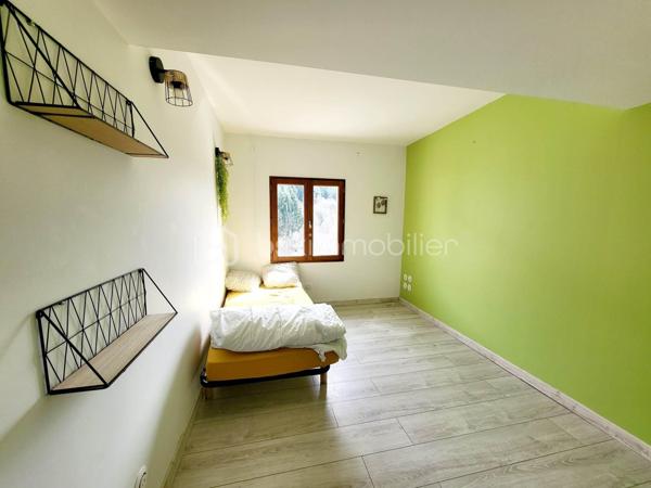 Maison 116 m² – Vue imprenable sur les montagnes – Terrain 1268 m² – Haute Cévenne ardéchoise

À Gourdon, charmant village de Haute Cévenne ardéchoise, voisin de Saint-Andéol-de-Vals et Saint-Étienne-de-Boulogne, découvrez cette maison d’environ 116 m², située dans un environnement calme et naturel.
À seulement 26 km d’Aubenas et 19 km de Privas, elle offre un cadre de vie rare, avec une vue splendide sur les montagnes et la Roche de Gourdon.

⭐ Une maison lumineuse et confortable
Sur une parcelle d'environ 1268 m², découvrez une habitation pleine de charme, idéale pour les amoureux de tranquillité et de paysages grandioses.

✔ Rez-de-chaussée
Grande pièce à vivre de 40 m², lumineuse et ouverte sur l’extérieur

Cuisine aménagée de 9 m²

Suite parentale avec salle de bains + WC

WC indépendant

Véranda de 14 m², véritable belvédère sur les montagnes

✔ Étage
Hall desservant

Deux chambres avec placards

Salle de bains avec douche + WC

✔ Extérieur
Abri de 15 m² équipé d’un four à pizza, parfait pour les soirées conviviales

Terrain de 1268 m², idéal pour jardin, détente ou aménagements supplémentaires

Environnement naturel préservé, calme absolu

❤️ Ce que l’on aime
La vue exceptionnelle sur la Roche de Gourdon

Le cadre idyllique, en pleine nature

La véranda qui prolonge l’espace de vie et offre un panorama unique

Une maison fonctionnelle et chaleureuse.