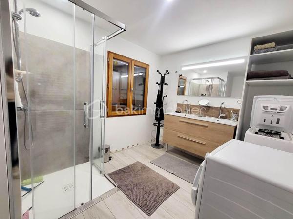 Maison 116 m² – Vue imprenable sur les montagnes – Terrain 1268 m² – Haute Cévenne ardéchoise

À Gourdon, charmant village de Haute Cévenne ardéchoise, voisin de Saint-Andéol-de-Vals et Saint-Étienne-de-Boulogne, découvrez cette maison d’environ 116 m², située dans un environnement calme et naturel.
À seulement 26 km d’Aubenas et 19 km de Privas, elle offre un cadre de vie rare, avec une vue splendide sur les montagnes et la Roche de Gourdon.

⭐ Une maison lumineuse et confortable
Sur une parcelle d'environ 1268 m², découvrez une habitation pleine de charme, idéale pour les amoureux de tranquillité et de paysages grandioses.

✔ Rez-de-chaussée
Grande pièce à vivre de 40 m², lumineuse et ouverte sur l’extérieur

Cuisine aménagée de 9 m²

Suite parentale avec salle de bains + WC

WC indépendant

Véranda de 14 m², véritable belvédère sur les montagnes

✔ Étage
Hall desservant

Deux chambres avec placards

Salle de bains avec douche + WC

✔ Extérieur
Abri de 15 m² équipé d’un four à pizza, parfait pour les soirées conviviales

Terrain de 1268 m², idéal pour jardin, détente ou aménagements supplémentaires

Environnement naturel préservé, calme absolu

❤️ Ce que l’on aime
La vue exceptionnelle sur la Roche de Gourdon

Le cadre idyllique, en pleine nature

La véranda qui prolonge l’espace de vie et offre un panorama unique

Une maison fonctionnelle et chaleureuse.