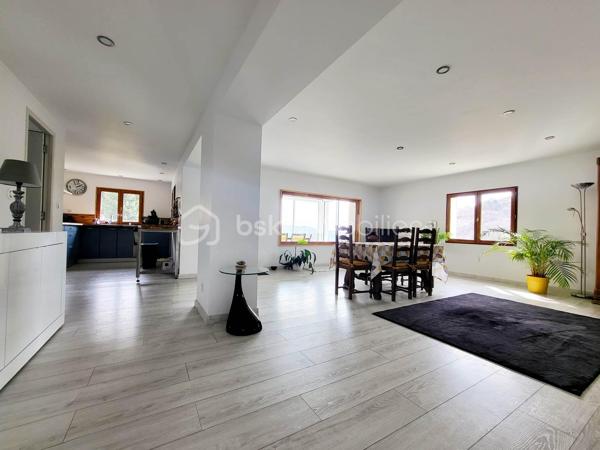 Maison 116 m² – Vue imprenable sur les montagnes – Terrain 1268 m² – Haute Cévenne ardéchoise

À Gourdon, charmant village de Haute Cévenne ardéchoise, voisin de Saint-Andéol-de-Vals et Saint-Étienne-de-Boulogne, découvrez cette maison d’environ 116 m², située dans un environnement calme et naturel.
À seulement 26 km d’Aubenas et 19 km de Privas, elle offre un cadre de vie rare, avec une vue splendide sur les montagnes et la Roche de Gourdon.

⭐ Une maison lumineuse et confortable
Sur une parcelle d'environ 1268 m², découvrez une habitation pleine de charme, idéale pour les amoureux de tranquillité et de paysages grandioses.

✔ Rez-de-chaussée
Grande pièce à vivre de 40 m², lumineuse et ouverte sur l’extérieur

Cuisine aménagée de 9 m²

Suite parentale avec salle de bains + WC

WC indépendant

Véranda de 14 m², véritable belvédère sur les montagnes

✔ Étage
Hall desservant

Deux chambres avec placards

Salle de bains avec douche + WC

✔ Extérieur
Abri de 15 m² équipé d’un four à pizza, parfait pour les soirées conviviales

Terrain de 1268 m², idéal pour jardin, détente ou aménagements supplémentaires

Environnement naturel préservé, calme absolu

❤️ Ce que l’on aime
La vue exceptionnelle sur la Roche de Gourdon

Le cadre idyllique, en pleine nature

La véranda qui prolonge l’espace de vie et offre un panorama unique

Une maison fonctionnelle et chaleureuse.