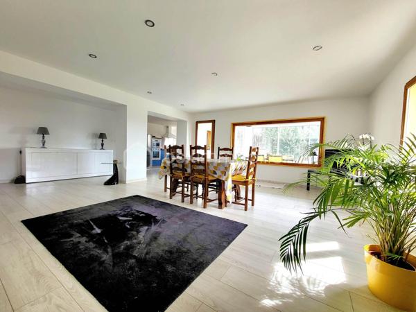 Maison 116 m² – Vue imprenable sur les montagnes – Terrain 1268 m² – Haute Cévenne ardéchoise

À Gourdon, charmant village de Haute Cévenne ardéchoise, voisin de Saint-Andéol-de-Vals et Saint-Étienne-de-Boulogne, découvrez cette maison d’environ 116 m², située dans un environnement calme et naturel.
À seulement 26 km d’Aubenas et 19 km de Privas, elle offre un cadre de vie rare, avec une vue splendide sur les montagnes et la Roche de Gourdon.

⭐ Une maison lumineuse et confortable
Sur une parcelle d'environ 1268 m², découvrez une habitation pleine de charme, idéale pour les amoureux de tranquillité et de paysages grandioses.

✔ Rez-de-chaussée
Grande pièce à vivre de 40 m², lumineuse et ouverte sur l’extérieur

Cuisine aménagée de 9 m²

Suite parentale avec salle de bains + WC

WC indépendant

Véranda de 14 m², véritable belvédère sur les montagnes

✔ Étage
Hall desservant

Deux chambres avec placards

Salle de bains avec douche + WC

✔ Extérieur
Abri de 15 m² équipé d’un four à pizza, parfait pour les soirées conviviales

Terrain de 1268 m², idéal pour jardin, détente ou aménagements supplémentaires

Environnement naturel préservé, calme absolu

❤️ Ce que l’on aime
La vue exceptionnelle sur la Roche de Gourdon

Le cadre idyllique, en pleine nature

La véranda qui prolonge l’espace de vie et offre un panorama unique

Une maison fonctionnelle et chaleureuse.