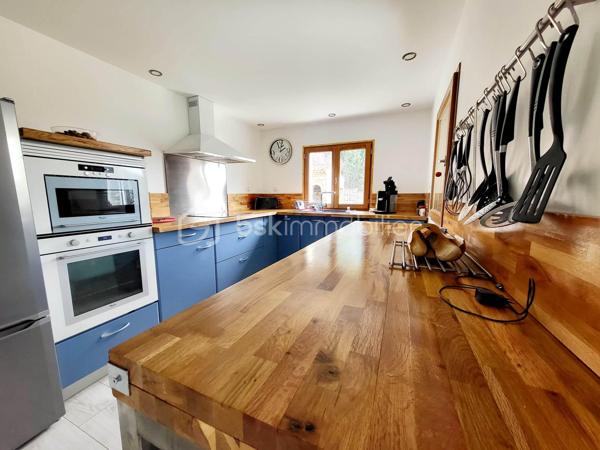 Maison 116 m² – Vue imprenable sur les montagnes – Terrain 1268 m² – Haute Cévenne ardéchoise

À Gourdon, charmant village de Haute Cévenne ardéchoise, voisin de Saint-Andéol-de-Vals et Saint-Étienne-de-Boulogne, découvrez cette maison d’environ 116 m², située dans un environnement calme et naturel.
À seulement 26 km d’Aubenas et 19 km de Privas, elle offre un cadre de vie rare, avec une vue splendide sur les montagnes et la Roche de Gourdon.

⭐ Une maison lumineuse et confortable
Sur une parcelle d'environ 1268 m², découvrez une habitation pleine de charme, idéale pour les amoureux de tranquillité et de paysages grandioses.

✔ Rez-de-chaussée
Grande pièce à vivre de 40 m², lumineuse et ouverte sur l’extérieur

Cuisine aménagée de 9 m²

Suite parentale avec salle de bains + WC

WC indépendant

Véranda de 14 m², véritable belvédère sur les montagnes

✔ Étage
Hall desservant

Deux chambres avec placards

Salle de bains avec douche + WC

✔ Extérieur
Abri de 15 m² équipé d’un four à pizza, parfait pour les soirées conviviales

Terrain de 1268 m², idéal pour jardin, détente ou aménagements supplémentaires

Environnement naturel préservé, calme absolu

❤️ Ce que l’on aime
La vue exceptionnelle sur la Roche de Gourdon

Le cadre idyllique, en pleine nature

La véranda qui prolonge l’espace de vie et offre un panorama unique

Une maison fonctionnelle et chaleureuse.