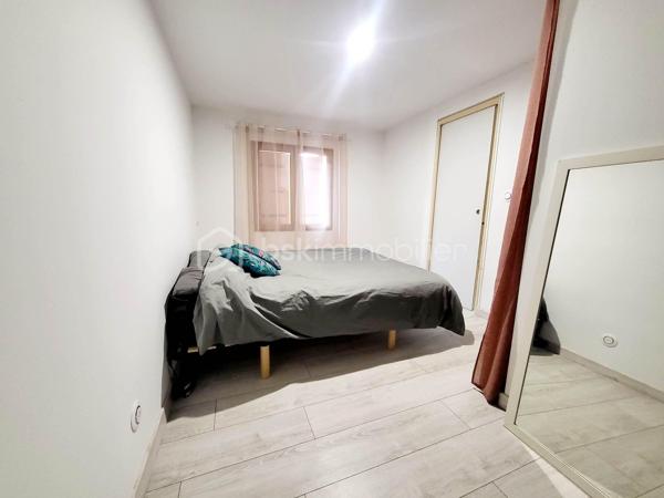 Maison 116 m² – Vue imprenable sur les montagnes – Terrain 1268 m² – Haute Cévenne ardéchoise

À Gourdon, charmant village de Haute Cévenne ardéchoise, voisin de Saint-Andéol-de-Vals et Saint-Étienne-de-Boulogne, découvrez cette maison d’environ 116 m², située dans un environnement calme et naturel.
À seulement 26 km d’Aubenas et 19 km de Privas, elle offre un cadre de vie rare, avec une vue splendide sur les montagnes et la Roche de Gourdon.

⭐ Une maison lumineuse et confortable
Sur une parcelle d'environ 1268 m², découvrez une habitation pleine de charme, idéale pour les amoureux de tranquillité et de paysages grandioses.

✔ Rez-de-chaussée
Grande pièce à vivre de 40 m², lumineuse et ouverte sur l’extérieur

Cuisine aménagée de 9 m²

Suite parentale avec salle de bains + WC

WC indépendant

Véranda de 14 m², véritable belvédère sur les montagnes

✔ Étage
Hall desservant

Deux chambres avec placards

Salle de bains avec douche + WC

✔ Extérieur
Abri de 15 m² équipé d’un four à pizza, parfait pour les soirées conviviales

Terrain de 1268 m², idéal pour jardin, détente ou aménagements supplémentaires

Environnement naturel préservé, calme absolu

❤️ Ce que l’on aime
La vue exceptionnelle sur la Roche de Gourdon

Le cadre idyllique, en pleine nature

La véranda qui prolonge l’espace de vie et offre un panorama unique

Une maison fonctionnelle et chaleureuse.