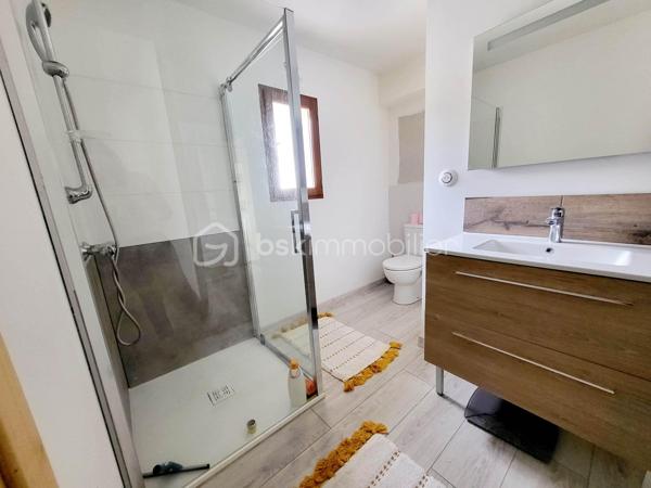 Maison 116 m² – Vue imprenable sur les montagnes – Terrain 1268 m² – Haute Cévenne ardéchoise

À Gourdon, charmant village de Haute Cévenne ardéchoise, voisin de Saint-Andéol-de-Vals et Saint-Étienne-de-Boulogne, découvrez cette maison d’environ 116 m², située dans un environnement calme et naturel.
À seulement 26 km d’Aubenas et 19 km de Privas, elle offre un cadre de vie rare, avec une vue splendide sur les montagnes et la Roche de Gourdon.

⭐ Une maison lumineuse et confortable
Sur une parcelle d'environ 1268 m², découvrez une habitation pleine de charme, idéale pour les amoureux de tranquillité et de paysages grandioses.

✔ Rez-de-chaussée
Grande pièce à vivre de 40 m², lumineuse et ouverte sur l’extérieur

Cuisine aménagée de 9 m²

Suite parentale avec salle de bains + WC

WC indépendant

Véranda de 14 m², véritable belvédère sur les montagnes

✔ Étage
Hall desservant

Deux chambres avec placards

Salle de bains avec douche + WC

✔ Extérieur
Abri de 15 m² équipé d’un four à pizza, parfait pour les soirées conviviales

Terrain de 1268 m², idéal pour jardin, détente ou aménagements supplémentaires

Environnement naturel préservé, calme absolu

❤️ Ce que l’on aime
La vue exceptionnelle sur la Roche de Gourdon

Le cadre idyllique, en pleine nature

La véranda qui prolonge l’espace de vie et offre un panorama unique

Une maison fonctionnelle et chaleureuse.