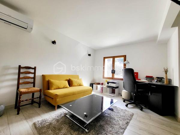 Maison 116 m² – Vue imprenable sur les montagnes – Terrain 1268 m² – Haute Cévenne ardéchoise

À Gourdon, charmant village de Haute Cévenne ardéchoise, voisin de Saint-Andéol-de-Vals et Saint-Étienne-de-Boulogne, découvrez cette maison d’environ 116 m², située dans un environnement calme et naturel.
À seulement 26 km d’Aubenas et 19 km de Privas, elle offre un cadre de vie rare, avec une vue splendide sur les montagnes et la Roche de Gourdon.

⭐ Une maison lumineuse et confortable
Sur une parcelle d'environ 1268 m², découvrez une habitation pleine de charme, idéale pour les amoureux de tranquillité et de paysages grandioses.

✔ Rez-de-chaussée
Grande pièce à vivre de 40 m², lumineuse et ouverte sur l’extérieur

Cuisine aménagée de 9 m²

Suite parentale avec salle de bains + WC

WC indépendant

Véranda de 14 m², véritable belvédère sur les montagnes

✔ Étage
Hall desservant

Deux chambres avec placards

Salle de bains avec douche + WC

✔ Extérieur
Abri de 15 m² équipé d’un four à pizza, parfait pour les soirées conviviales

Terrain de 1268 m², idéal pour jardin, détente ou aménagements supplémentaires

Environnement naturel préservé, calme absolu

❤️ Ce que l’on aime
La vue exceptionnelle sur la Roche de Gourdon

Le cadre idyllique, en pleine nature

La véranda qui prolonge l’espace de vie et offre un panorama unique

Une maison fonctionnelle et chaleureuse.