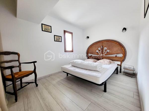 Maison 116 m² – Vue imprenable sur les montagnes – Terrain 1268 m² – Haute Cévenne ardéchoise

À Gourdon, charmant village de Haute Cévenne ardéchoise, voisin de Saint-Andéol-de-Vals et Saint-Étienne-de-Boulogne, découvrez cette maison d’environ 116 m², située dans un environnement calme et naturel.
À seulement 26 km d’Aubenas et 19 km de Privas, elle offre un cadre de vie rare, avec une vue splendide sur les montagnes et la Roche de Gourdon.

⭐ Une maison lumineuse et confortable
Sur une parcelle d'environ 1268 m², découvrez une habitation pleine de charme, idéale pour les amoureux de tranquillité et de paysages grandioses.

✔ Rez-de-chaussée
Grande pièce à vivre de 40 m², lumineuse et ouverte sur l’extérieur

Cuisine aménagée de 9 m²

Suite parentale avec salle de bains + WC

WC indépendant

Véranda de 14 m², véritable belvédère sur les montagnes

✔ Étage
Hall desservant

Deux chambres avec placards

Salle de bains avec douche + WC

✔ Extérieur
Abri de 15 m² équipé d’un four à pizza, parfait pour les soirées conviviales

Terrain de 1268 m², idéal pour jardin, détente ou aménagements supplémentaires

Environnement naturel préservé, calme absolu

❤️ Ce que l’on aime
La vue exceptionnelle sur la Roche de Gourdon

Le cadre idyllique, en pleine nature

La véranda qui prolonge l’espace de vie et offre un panorama unique

Une maison fonctionnelle et chaleureuse.
