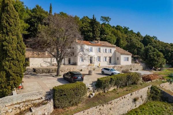 A vendre à Grasse, ancienne bastide de parfumeur avec vue mer