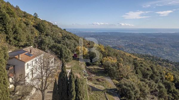 A vendre à Grasse, ancienne bastide de parfumeur avec vue mer