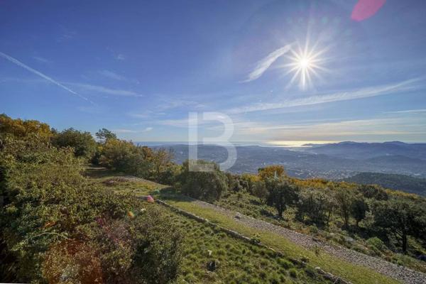 A vendre à Grasse, ancienne bastide de parfumeur avec vue mer