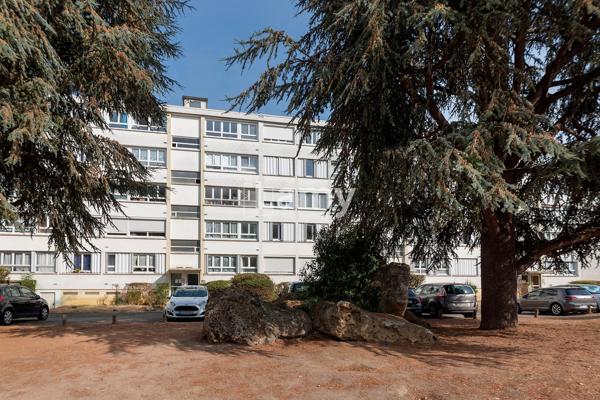 Résidence ravalée et isolée, 2 pièces en rdc de 52 m² et parking