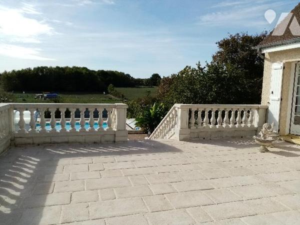 PAVILLON AVEC PISCINE. BELLE VUE DEGAGEE