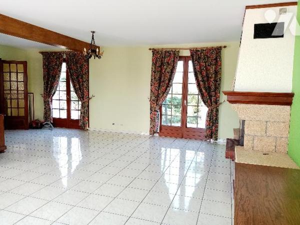 PAVILLON AVEC PISCINE. BELLE VUE DEGAGEE