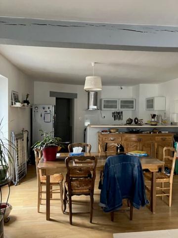 A vendre les Ponts Cé . Immeule de caractère en pleine propriété. 3 logements dont 2 types 3 et un type 2. 2 Garages et cave